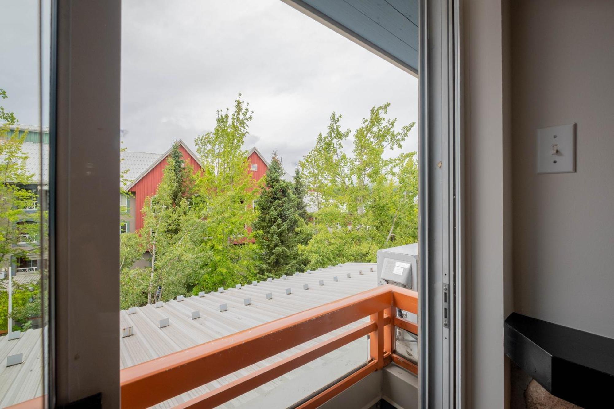 Eagle Lodge By Outpost Whistler Exterior photo